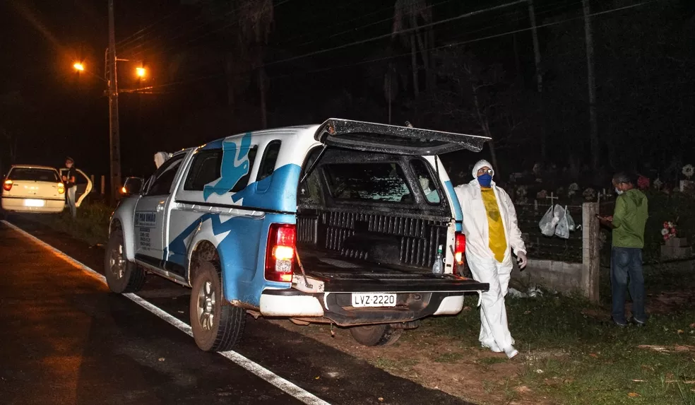 Funcionários queimam equipamentos de proteção na porta de cemitério